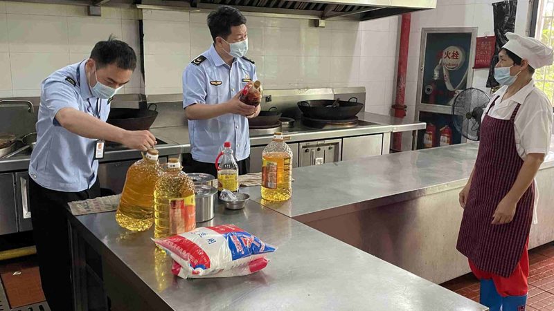 在购买散装蜜饯果干时，可以通过以下方法辨别品质：