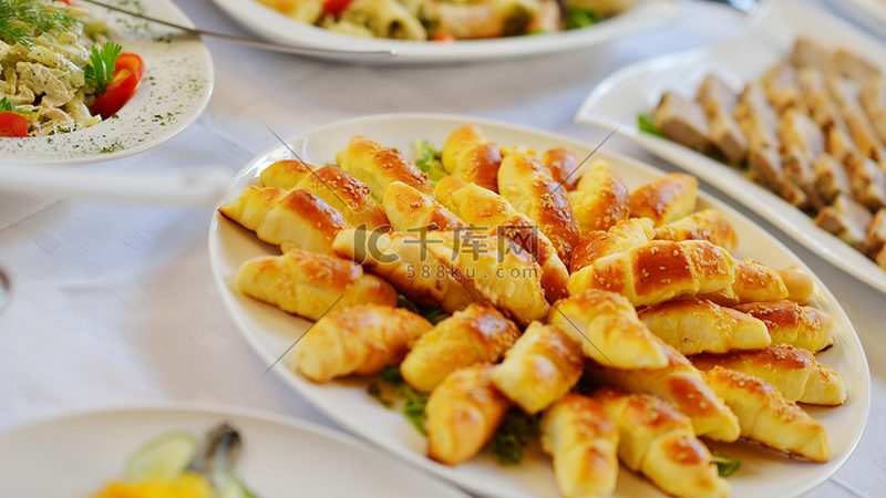 选择餐饮加盟项目时，品牌实力是关键因素之一。以下是一些考察品牌实力的要点：